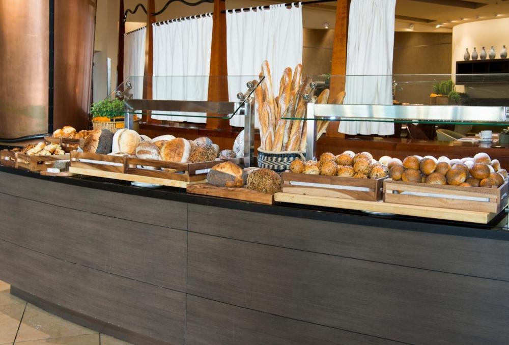 Dan Eilat Hotel Экстерьер фото Bread at a buffet