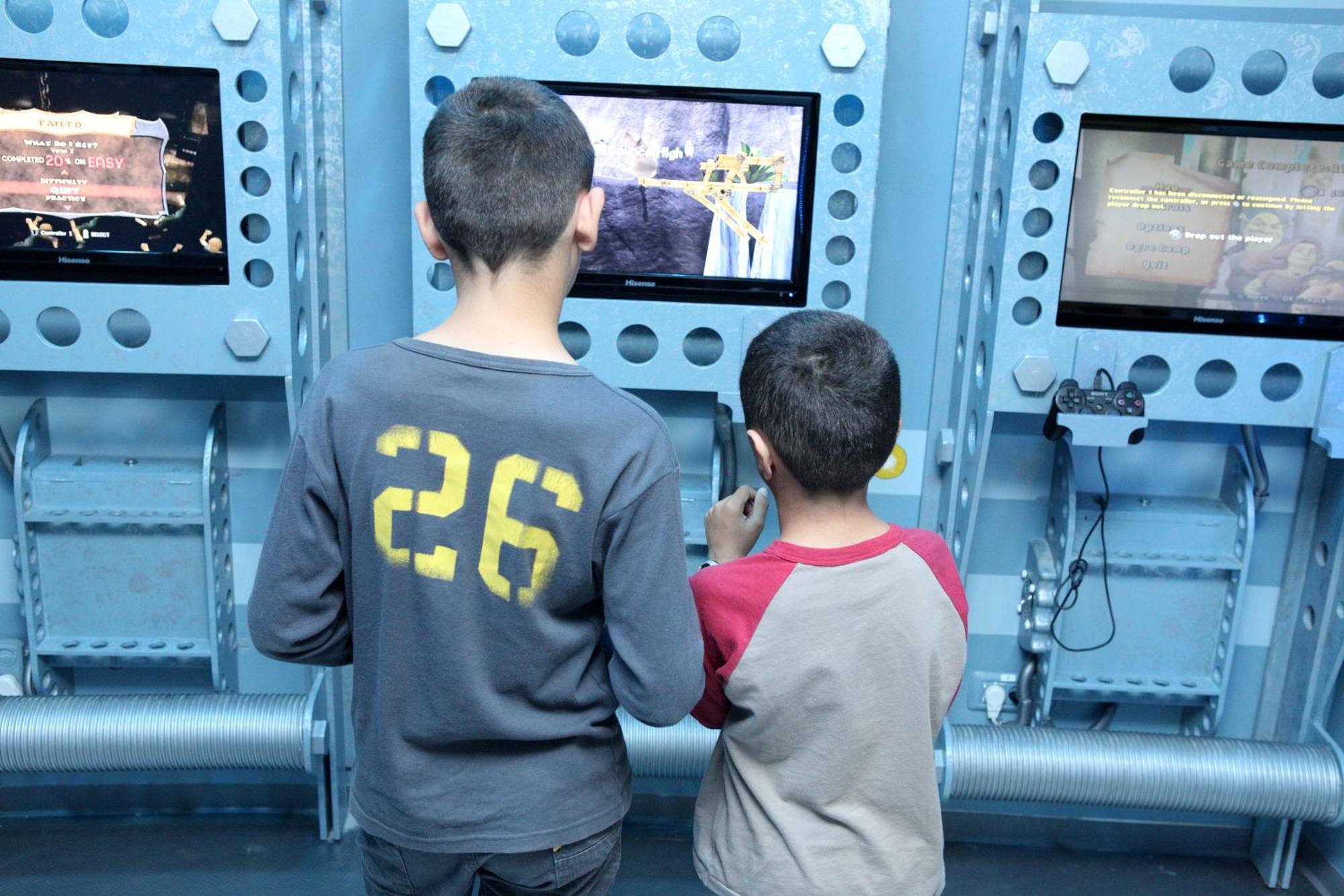 Dan Eilat Hotel Экстерьер фото Children playing a video game