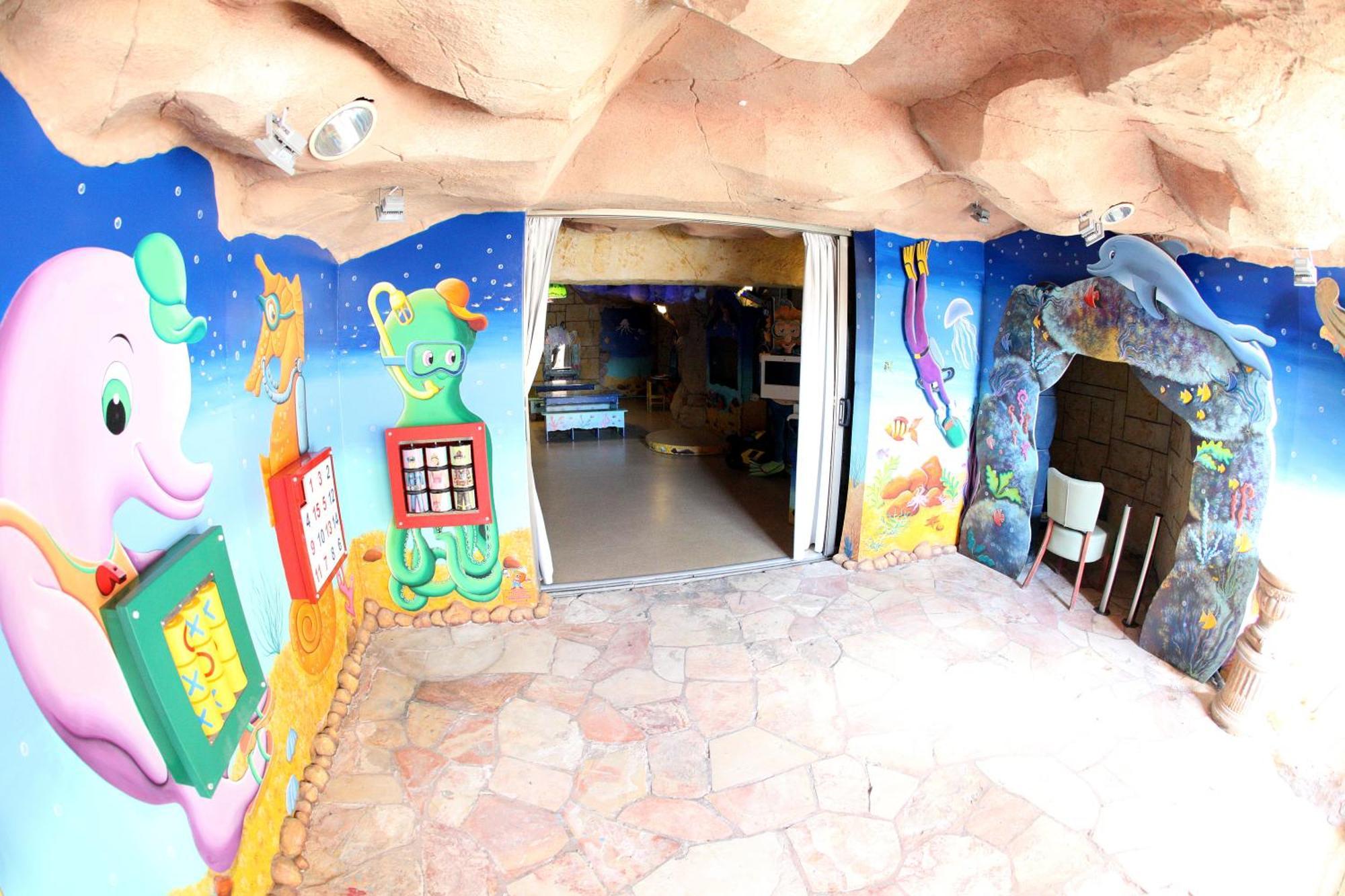 Dan Eilat Hotel Экстерьер фото The entrance to the children's library