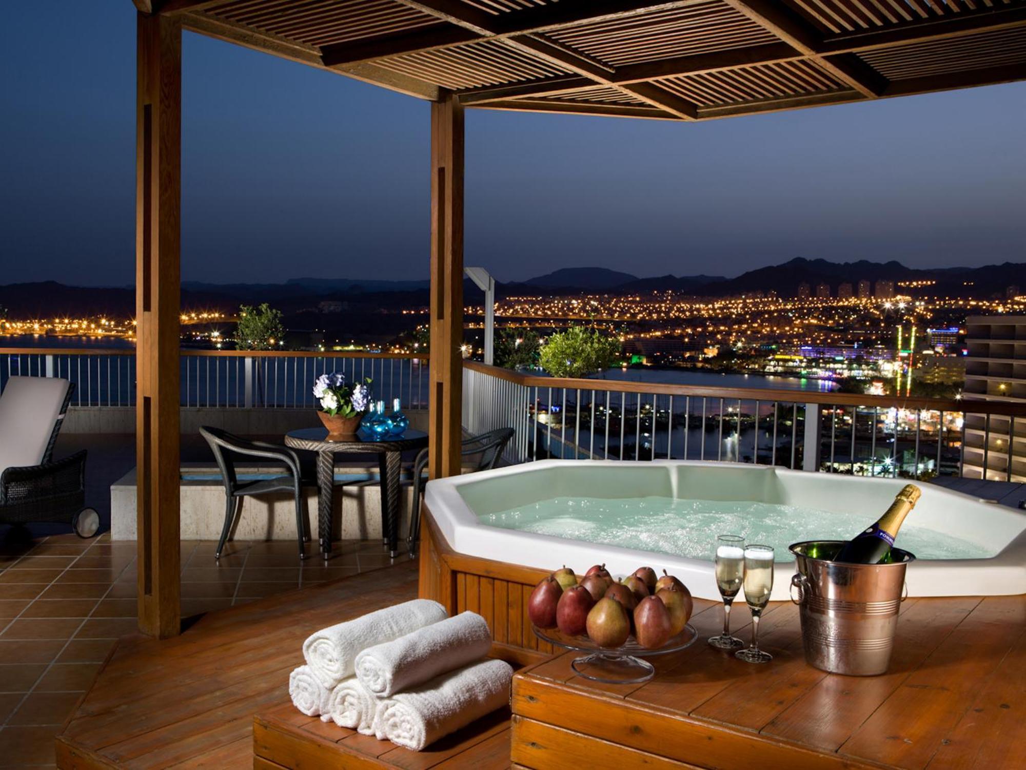 Dan Eilat Hotel Экстерьер фото A hot tub on a hotel balcony